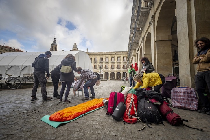 Acampada de varias asociaciones de Gasteiz por el derecho a un techo. (Jaizki FONTANEDA/FOKU)