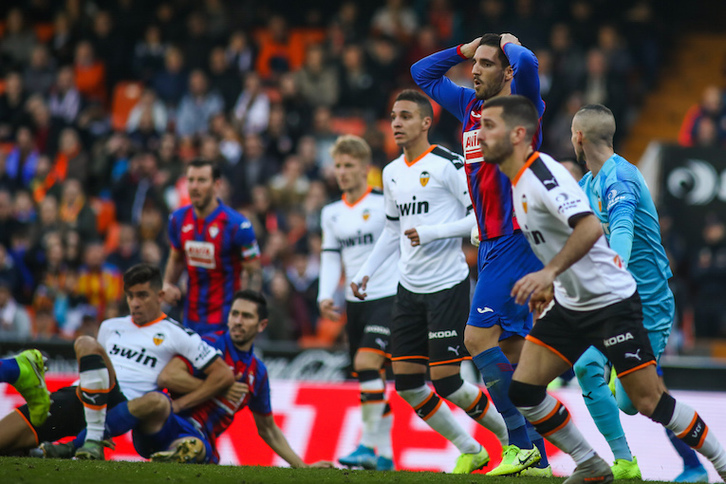 Bigas se lamenta por el balón que ha rematado al larguero. (Carla Cortés/LOF)