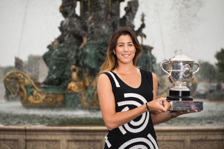 Garbiñe Muguruza posa con su trofeo de Roland Garros en 2016. (Martin BUREAU/AFP)