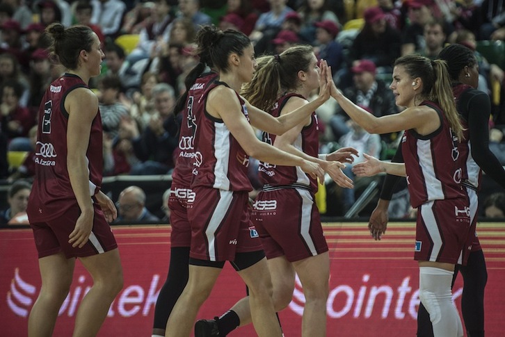 La plantilla de Lointek Gernika celebra una buena acción con las pobladas gradas del Bilbao Arena de fondo. (Marisol RAMÍREZ / FOKU)
