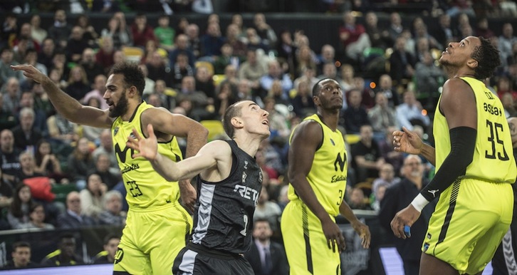 Jonathan Rouselle, uno de los villanos de este Bilbao Basket, esta vez erigido en héroe. (Marisol RAMÍREZ / FOKU)