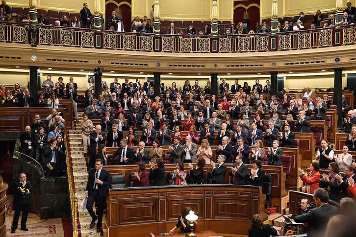 Pedro Sánchez se dirige al estrado en la segunda jornada del debage de investidura. (Pierre-Philippe MARCOU/AFP)