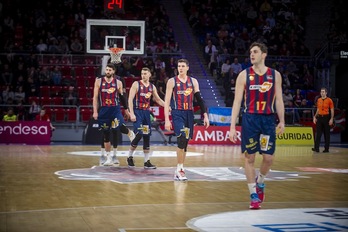 Los jugadores baskonistas rumian una primera vuelta que se va a saldar con la prematura eliminación copera. (Jaizki FONTANEDA / FOKU)