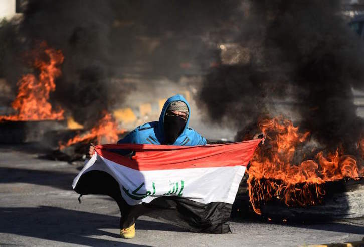 Un manifestante, en una protesta contra la conversión de Irak en un escenario de guerra entre Irán y EEUU. (Haidar HAMDANI/AFP)