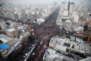 Cientos de miles de personas participaron en el homenaje a Qasem Soleimani en Teherán. (Mohamad TAGHI/AFP)