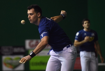 Jaka, pilota astintzeko prest, Zabaleta atzean duela. (Jon URBE/FOKU)