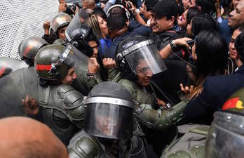 Opositores y periodistas tratan de entrar en el Parlamento. (Yuri CORTEZ/AFP)
