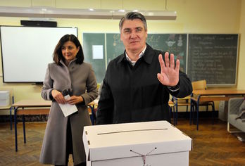 Zoran Milanovic, tras depositar su voto. (Denis LOVROVIC/AFP)