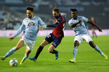 Adrián, en Vigo entre dos jugadores del Celta. (LA OTRA FOTO)