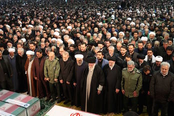 Esmail Qaani, tercero por la derecha, en un rezo dirigido por el Líder Supremo iraní, Alí Jamenei, en un rezo en la Universidad de Teherán. (OFICINA DEL LÍDER SUPREMO DE IRÁN/AFP)