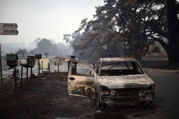 Un coche calcinado como consecuencia de los incendios que asolan Australia. (Saeed KHAN/AFP)