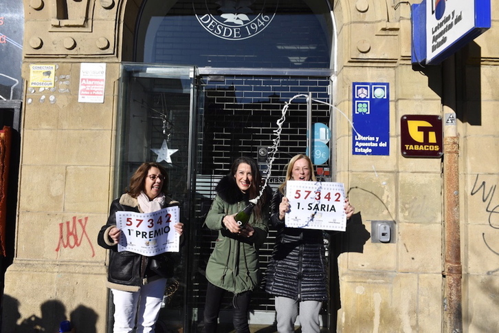 Celebración ante la administración de la calle Reina Regente de Donostia. (Gorka RUBIO/FOKU)