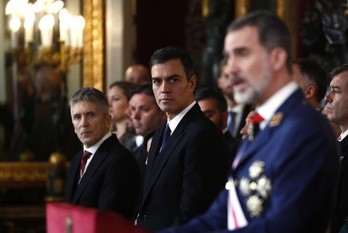 Grande-Marlaska, Sánchez eta Felipe VI., Pazko Militarraren zeremonian. (Sebastian MARISKAL/AFP)