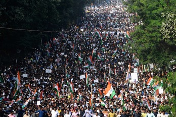 Imagen de una protesta multitudinaria contra la nueva ley de ciudadanía, en Kolkata. (Dibyangshu SARKAR / AFP)
