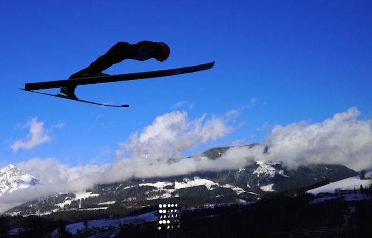 David Kubacki, durante uno de sus saltos en Bischofshofen. (Georg HOCHMUTH/AFP)
