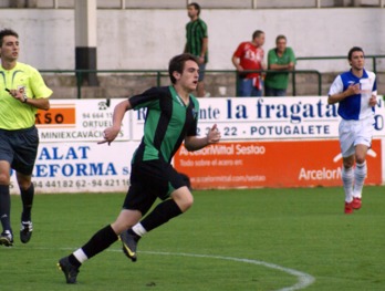 Ibai con el Sestao River en una imagen colgada en su web personal. (www.ibaigomez.com)