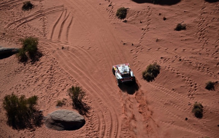 El Mini de Carlos Sainz en mitad del desierto (Franck FIFE / AFP PHOTO)
