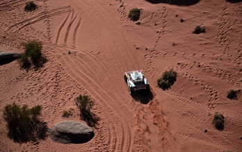 El Mini de Carlos Sainz en mitad del desierto (Franck FIFE / AFP PHOTO)