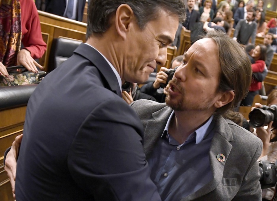 Pedro Sanchez eta Pablo Iglesiasen arteko besarkada; hunkiturik ageri da Podemosekoa. (Pierre Philippe MARCOU | AFP)