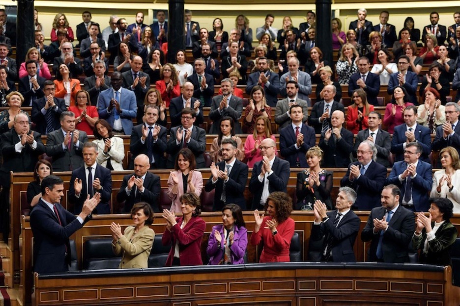 PSOE ondoan estu izan du Sanchezek; txaloka hartu dute. (Pierre Philippe MARCOU | AFP)