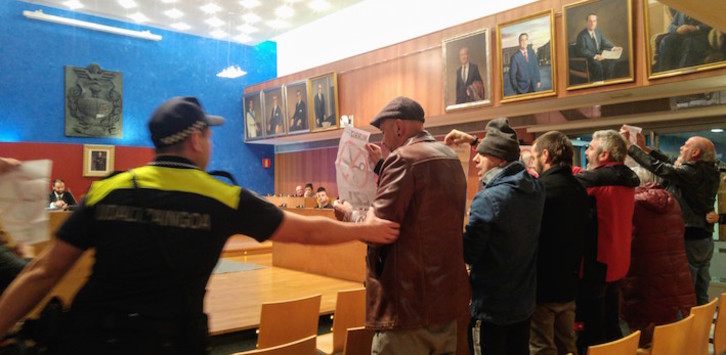 La Policía Municipal de Barakaldo ha desalojado el pleno, que ha continuado a puerta cerrada. (BERRI-OTXOAK)
