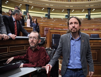 Pablo Iglesias hunkituta Pablo Echeniqueren ondoan. (J.DANAE/FOKU)