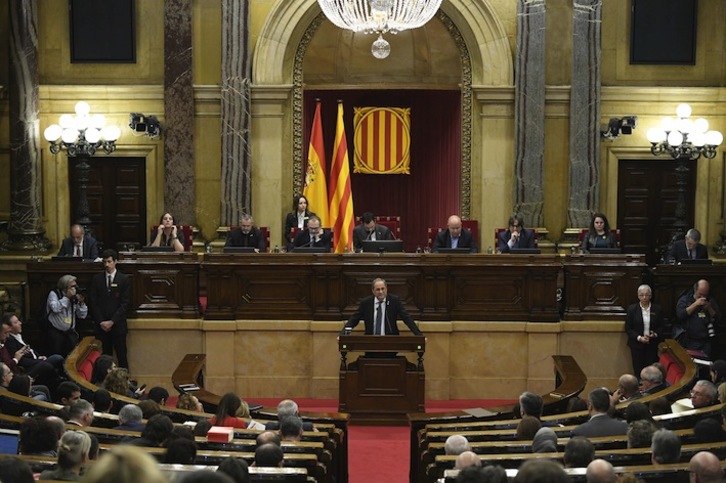 El president de la Generalitat, Quim Torra, durante la sesión extraordinaria del Parlament del sábado. (Lluis GENE / AFP)