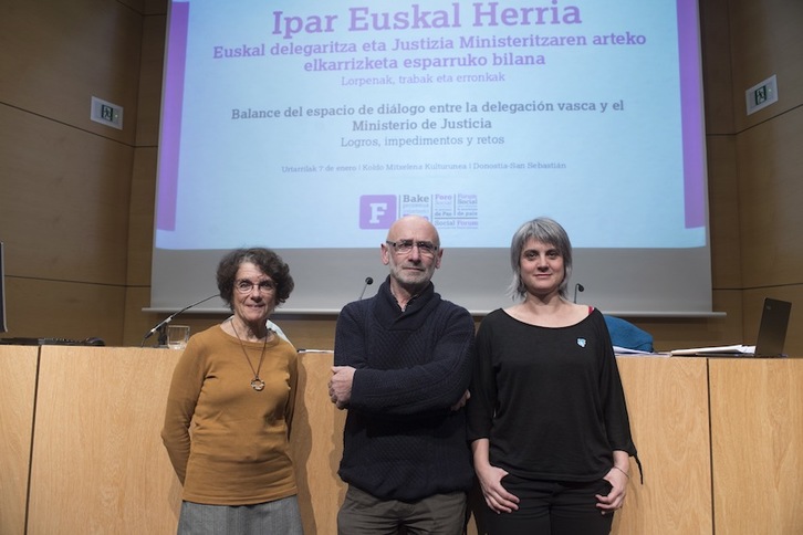 Toda, Berhokoirigoin eta Funosas, mahai-inguruaren hasieran. (Juan Carlos RUIZ/FOKU)