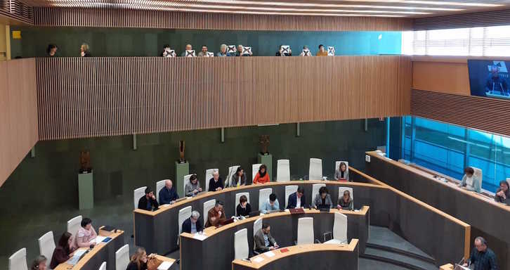 Xua Gurasoekin Etxera plataformako eta Sareko ordezkariak Batzar Nagusietan izan dira. (@sare_herritarra)