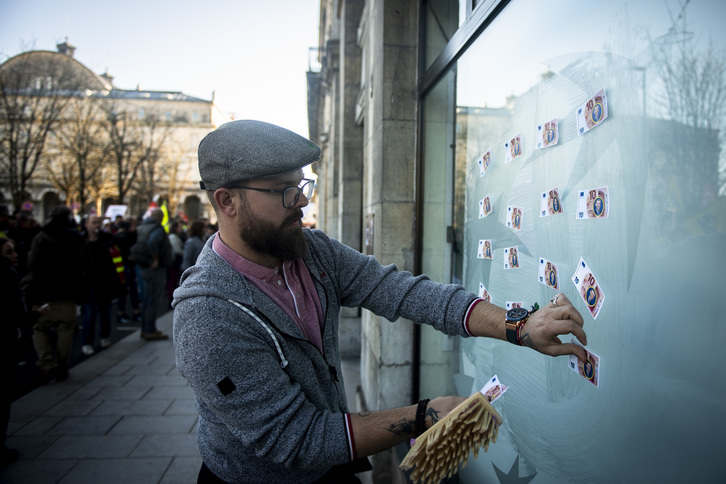 Pegada de billetes con el rostro de Macron en una entidad bancaria. (Guillaume FAUVEAU)
