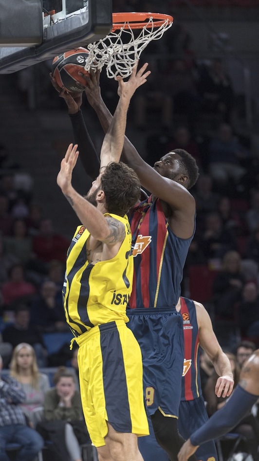 Un batallador Youssoupha Fall ha sido de lo más aceptable de un gris Baskonia. (Juanan RUIZ / FOKU)