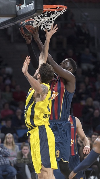 Un batallador Youssoupha Fall ha sido de lo más aceptable de un gris Baskonia. (Juanan RUIZ / FOKU)