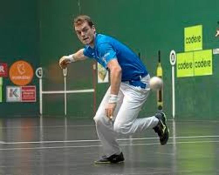 Unai Laso, zabalean pilota bat eramaten (FOKU)