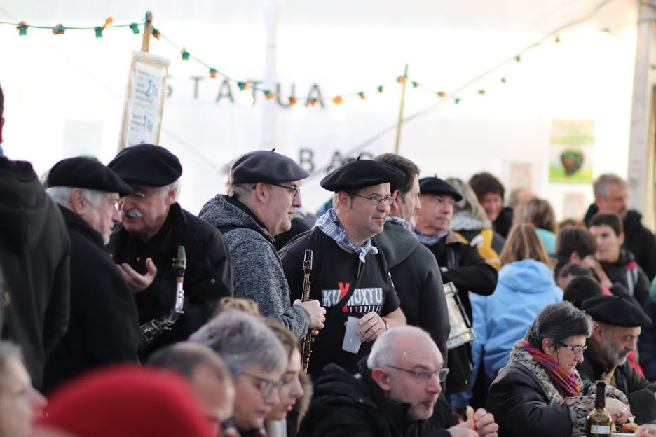 Manifestazio aurreko giroa Baionan. (@Artisans_paix)