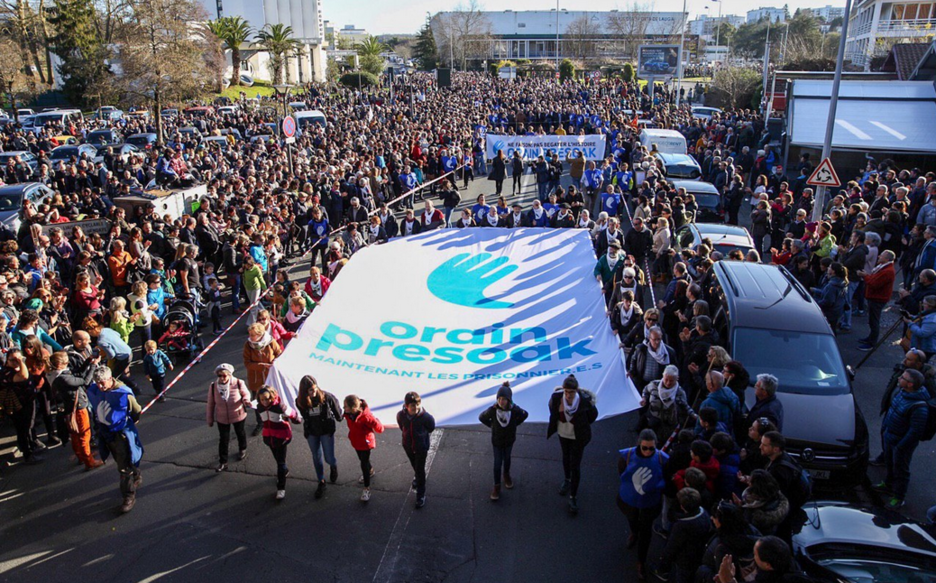 10.000 pertsona elkartu dira Baionan euskal presoen eskubideen defentsan. ©Bakearen artisauak