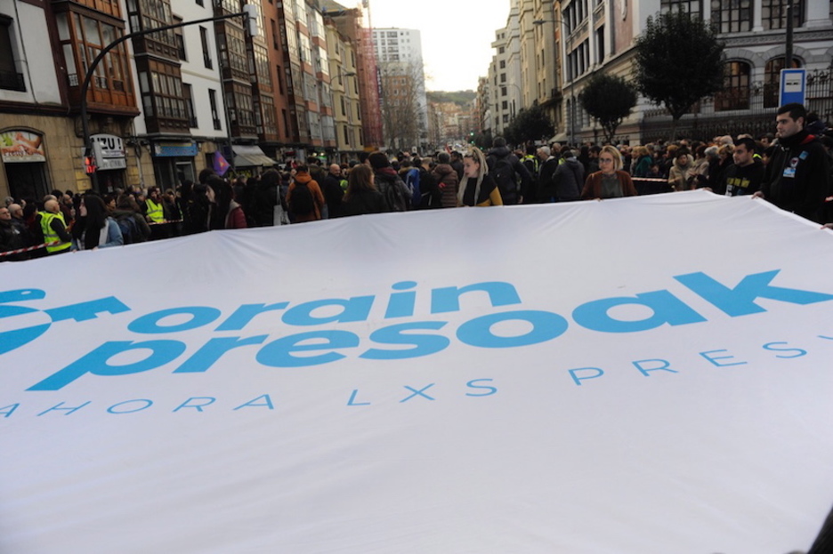 La lona con el lema «Orain presoak». (Gora RUBIO/FOKU)