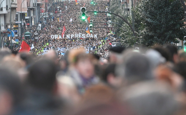 Imagen de la multitudinaria manifestación de Bilbo. (Gora RUBIO/FOKU)