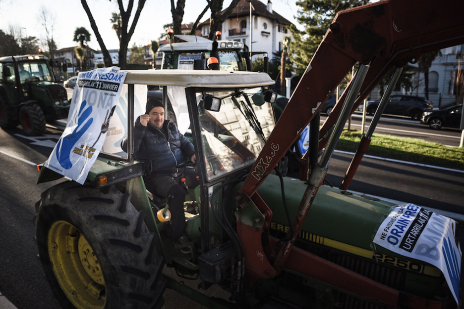 Plusieurs agriculteurs, de la Chambre d’Agriculture du Pays Basque ainsi que que de l'association Lurzaindia ont défilé au volant de tracteurs.