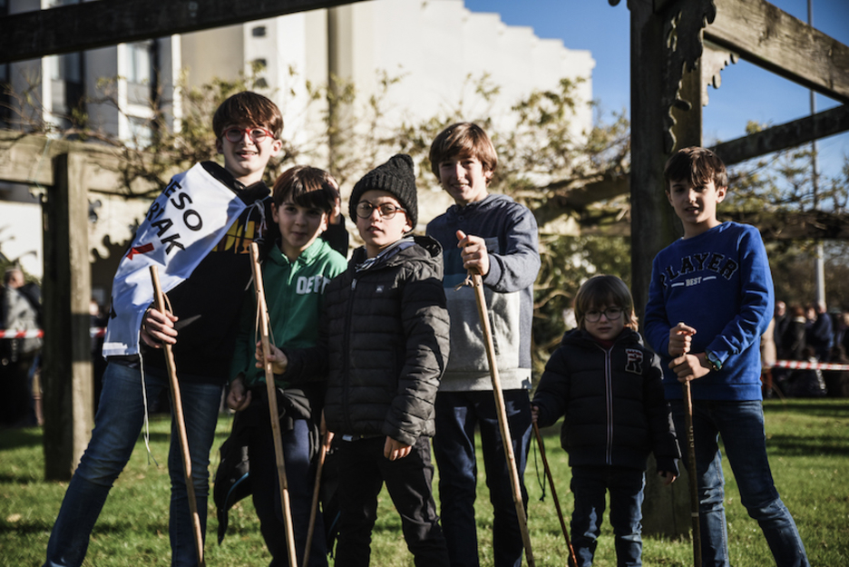Les enfants avaient eu aussi leur makila pour défiler dans Bayonne, en guise de soutien aux prisonniers basques.
