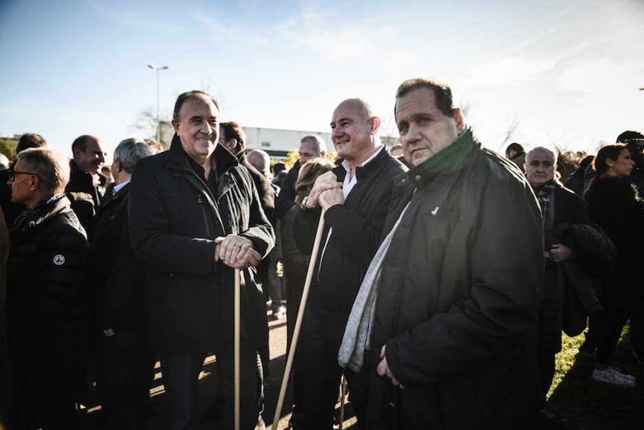 Le maire de Biriatou, Michel Hiriart, le maire de Saint-Jean-de-Luz, Jean-François Irigoyen et le sénateur des Pyrénées-Atlantiques, Max Brisson, avec leur makila.