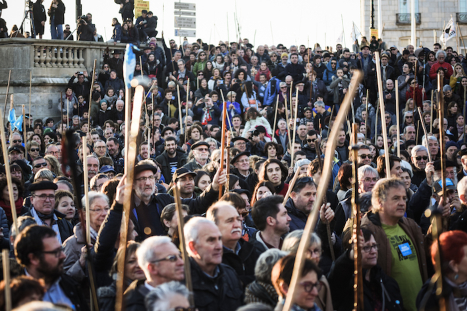 Hautetsiak beren makilekin, Baonan. (Nahia GARAT)