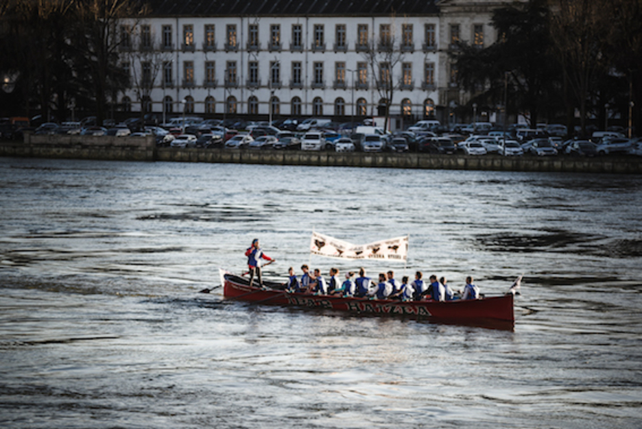 Presoen etxeratzeko aldarrikapena uretara ere eraman dute. (Nahia GARAT)