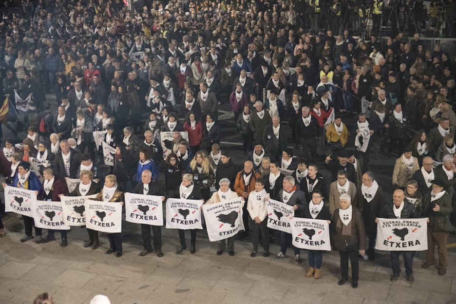 Presoen senideak, Bilboko Udaletxearen aurrean. (Gora RUBIO/FOKU)