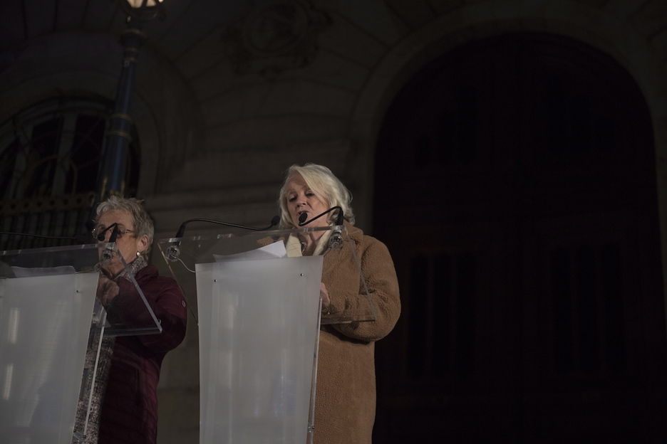 Axun Lasa eta Rosa Rodero, bukaerako agiria irakurtzen Bilbon. (Gora RUBIO/FOKU)
