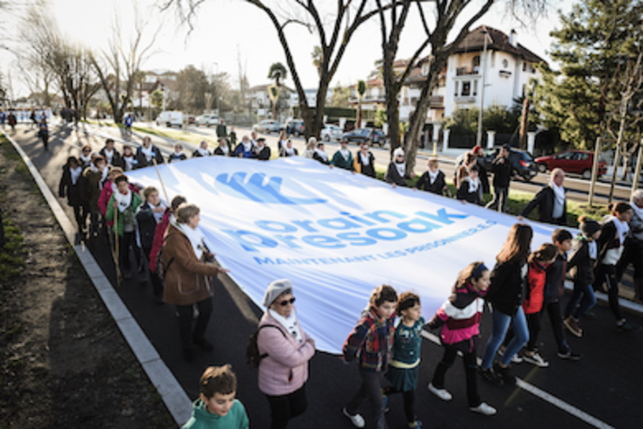 Presoen senideak oihalarekin, Baionan. (Nahia GARAT)
