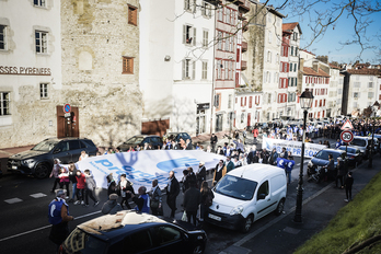 Presoen senideak Baionako martxaren buruan. (Nahia GARAT)