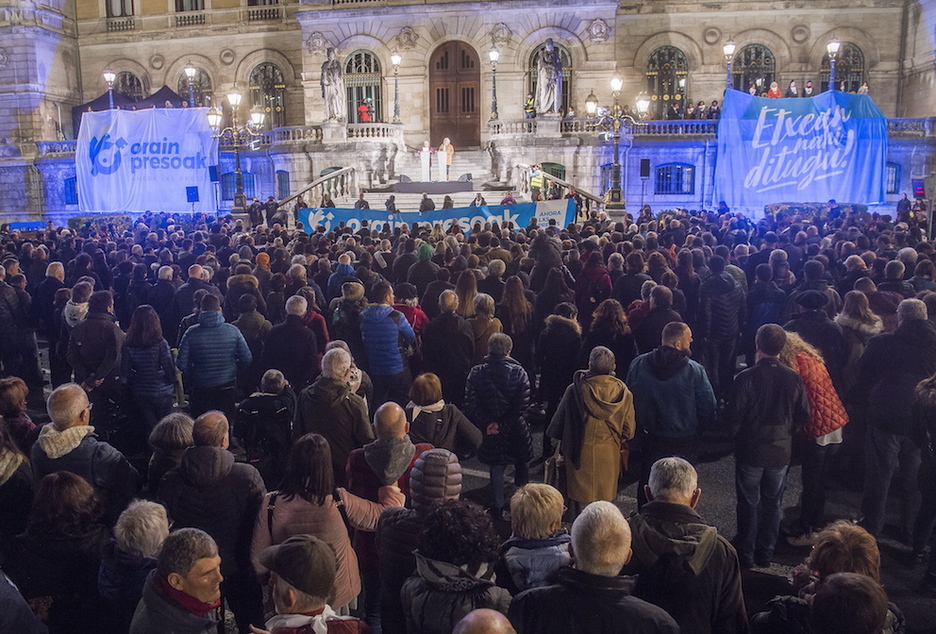 Rosa Rodero eta Axun Lasa, bukaerako ekitaldian. (Luis JAUREGIALTZO/FOKU)