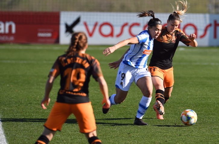 Kiana Palacios junto a una futbolista rival. (Jon Urbe/Foku)