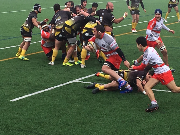 Oier Goia se lleva el oval tras sacar provecho de la melé. (ORDIZIA)