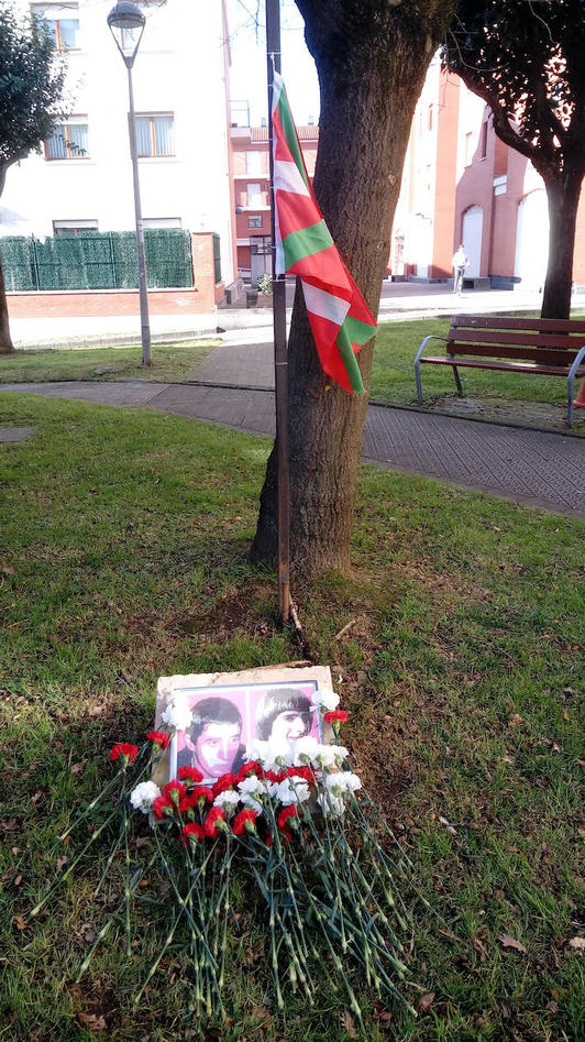 Jon Ugutz eta Mikel Goikoetxea anaiak Derion gogoratu dituzte. (NAIZ)